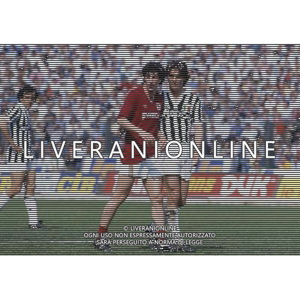 RETROSPETTIVA LIONELLO MANFREDONIA NELLA FOTO LIONELLO MANFREDONIA CON LA MAGLIA JUVENTUS E GIOVANNI FRANCINI ARCHIVIO ALDO LIVERANI SAS