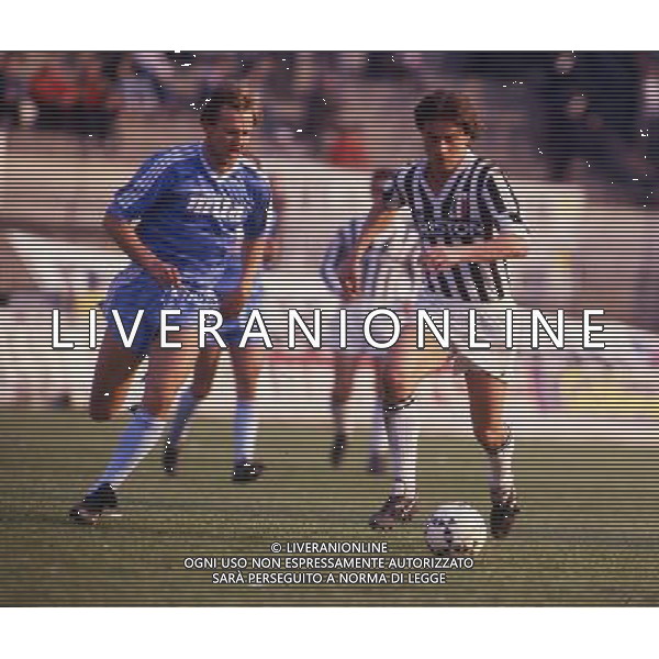 RETROSPETTIVA LIONELLO MANFREDONIA NELLA FOTO LIONELLO MANFREDONIA CON LA MAGLIA JUVENTUS E DAN CORNELIUSSON COMO ARCHIVIO ALDO LIVERANI SAS