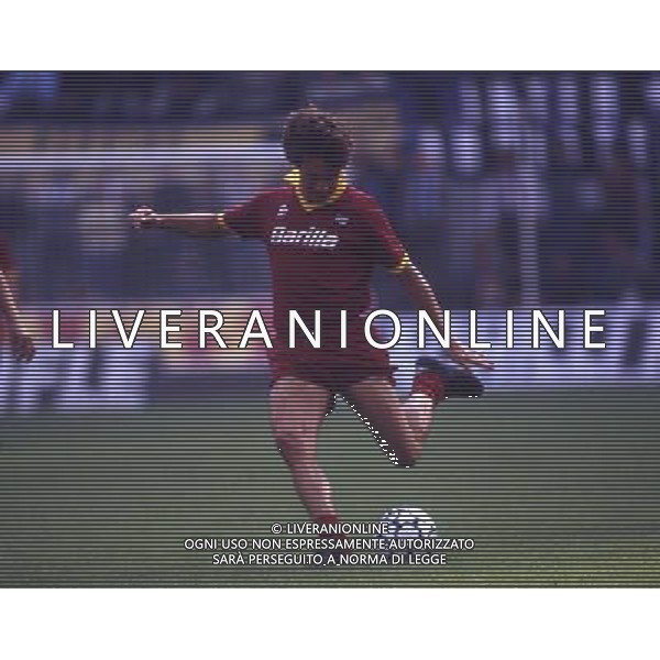 RETROSPETTIVA LIONELLO MANFREDONIA NELLA FOTO LIONELLO MANFREDONIA CON LA MAGLIA ROMA ARCHIVIO ALDO LIVERANI SAS