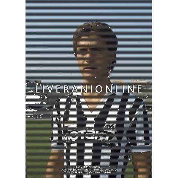 RETROSPETTIVA LIONELLO MANFREDONIA NELLA FOTO LIONELLO MANFREDONIA CON LA MAGLIA DELLA JUVENTUS ARCHIVIO ALDO LIVERANI SAS
