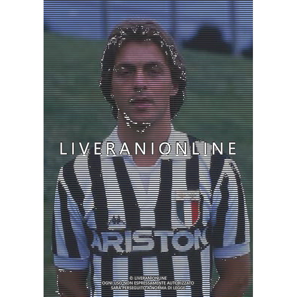 RETROSPETTIVA LIONELLO MANFREDONIA NELLA FOTO LIONELLO MANFREDONIA CON LA MAGLIA DELLA JUVENTUS ARCHIVIO ALDO LIVERANI SAS