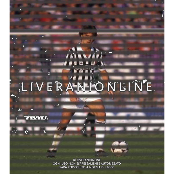 RETROSPETTIVA LIONELLO MANFREDONIA NELLA FOTO LIONELLO MANFREDONIA CON LA MAGLIA DELLA JUVENTUS ARCHIVIO ALDO LIVERANI SAS
