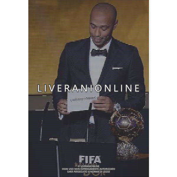 FIFA Ballon d\'Or 2014 Zurigo (Svizzera) - 12.01.2015 Nella Foto:Henry apre la busta con il nome di ronaldo vincitore del pallone d\'oro /Ph.Vitez-Ag. Aldo Liverani