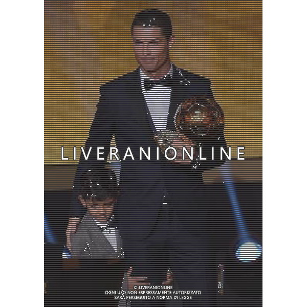 FIFA Ballon d\'Or 2014 Zurigo (Svizzera) - 12.01.2015 Nella Foto:Ronaldo vince il pallone d\'oro con il figlio /Ph.Vitez-Ag. Aldo Liverani