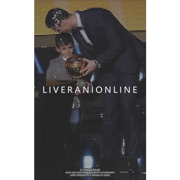 FIFA Ballon d\'Or 2014 Zurigo (Svizzera) - 12.01.2015 Nella Foto:Ronaldo vince il pallone d\'oro con il figlio /Ph.Vitez-Ag. Aldo Liverani