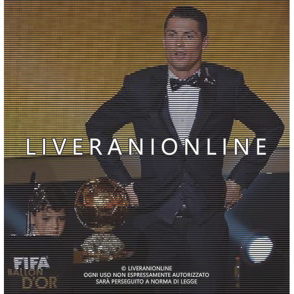 FIFA Ballon d\'Or 2014 Zurigo (Svizzera) - 12.01.2015 Nella Foto:Ronaldo vince il pallone d\'oro con il figlio /Ph.Vitez-Ag. Aldo Liverani