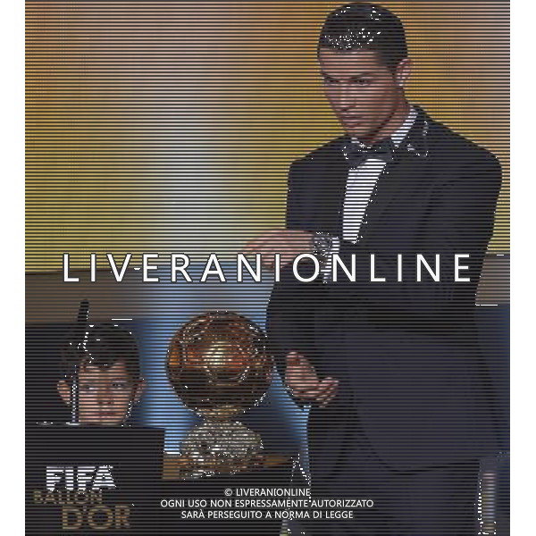 FIFA Ballon d\'Or 2014 Zurigo (Svizzera) - 12.01.2015 Nella Foto:Ronaldo vince il pallone d\'oro con il figlio /Ph.Vitez-Ag. Aldo Liverani
