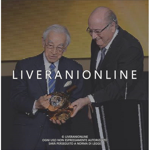 FIFA Ballon d\'Or 2014 Zurigo (Svizzera) - 12.01.2015 Nella Foto:Blatter premia hiroshi kagawa giornalista giapponese con il presidential award /Ph.Vitez-Ag. Aldo Liverani