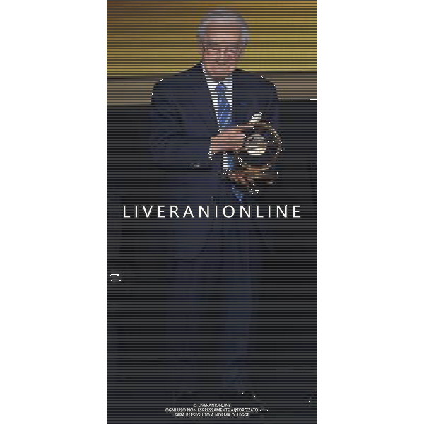 FIFA Ballon d\'Or 2014 Zurigo (Svizzera) - 12.01.2015 Nella Foto:Blatter premia hiroshi kagawa giornalista giapponese con il presidential award /Ph.Vitez-Ag. Aldo Liverani