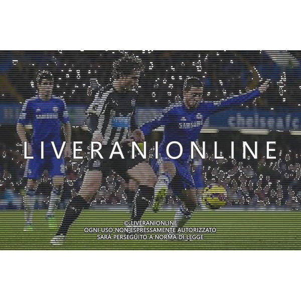 Chelsea\'s Eden Hazard shields the ball from Newcastle United\'s Daryl Janmaat Photographer Craig Mercer/CameraSport Football - Barclays Premiership - Chelsea v Newcastle United - Saturday 10th January 2015 - Stamford Bridge - London © CameraSport - 43 Linden Ave. Countesthorpe. Leicester. England. LE8 5PG - Tel: +44 (0) 116 277 4147 - admin@camerasport.com - www.camerasport.com AG ALDO LIVERANI SAS ONLY ITALY