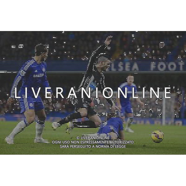 Newcastle United\'s Remy Cabella is tackled by Chelsea\'s Filipe Luis Photographer Craig Mercer/CameraSport Football - Barclays Premiership - Chelsea v Newcastle United - Saturday 10th January 2015 - Stamford Bridge - London © CameraSport - 43 Linden Ave. Countesthorpe. Leicester. England. LE8 5PG - Tel: +44 (0) 116 277 4147 - admin@camerasport.com - www.camerasport.com AG ALDO LIVERANI SAS ONLY ITALY