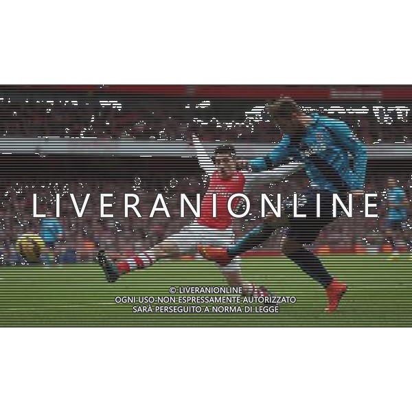 Stoke City\'s Marko Arnautovic under pressure from Arsenal\'s Hector Bellerin Photographer Kieran Galvin/CameraSport Football - Barclays Premiership - Arsenal v Stoke City - Sunday 11th January 2015 - Emirates Stadium - London © CameraSport - 43 Linden Ave. Countesthorpe. Leicester. England. LE8 5PG - Tel: +44 (0) 116 277 4147 - admin@camerasport.com - www.camerasport.com AG ALDO LIVERANI SAS ONLY ITALY