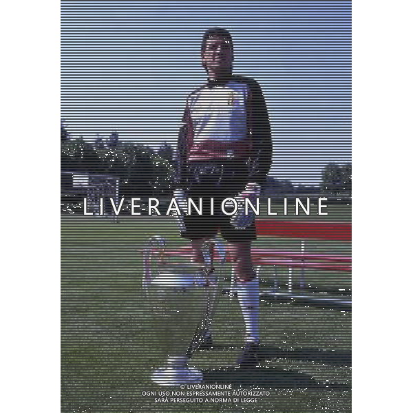 RETROSPETTIVA GIOVANNI GALLI CALCIATORE NELLA FOTO GIOVANNI GALLI CON LA COPPA CAMPIONI MAGLIA MILAN AG ALDO LIVERANI SAS