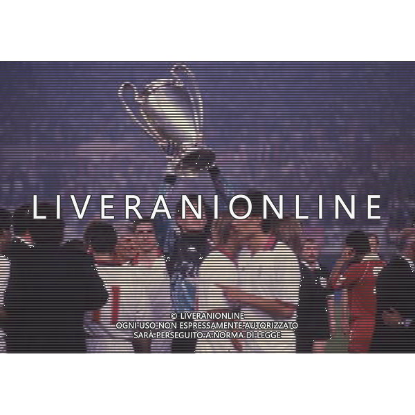 RETROSPETTIVA GIOVANNI GALLI CALCIATORE NELLA FOTO GIOVANNI GALLI MAGLIA MILAN CON LA COPPA DEI CAMPIONI AG ALDO LIVERANI SAS