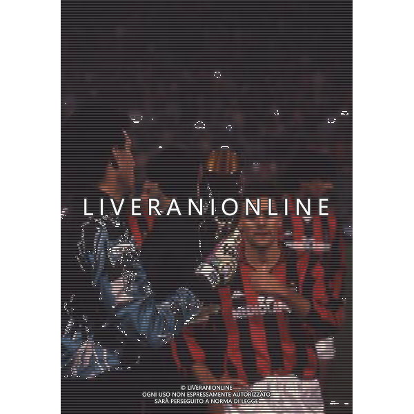 RETROSPETTIVA GIOVANNI GALLI CALCIATORE NELLA FOTO GIOVANNI GALLI MAGLIA MILAN CON LA SUPER COPPA EUROPEA AG ALDO LIVERANI SAS