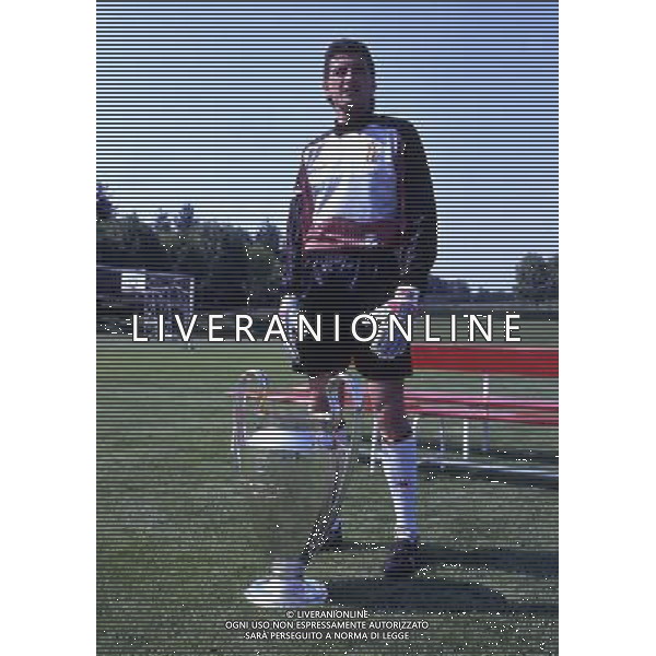 RETROSPETTIVA GIOVANNI GALLI CALCIATORE NELLA FOTO GIOVANNI GALLI MAGLIA MILAN CON LA COPPA DEI CAMPIONI AG ALDO LIVERANI SAS