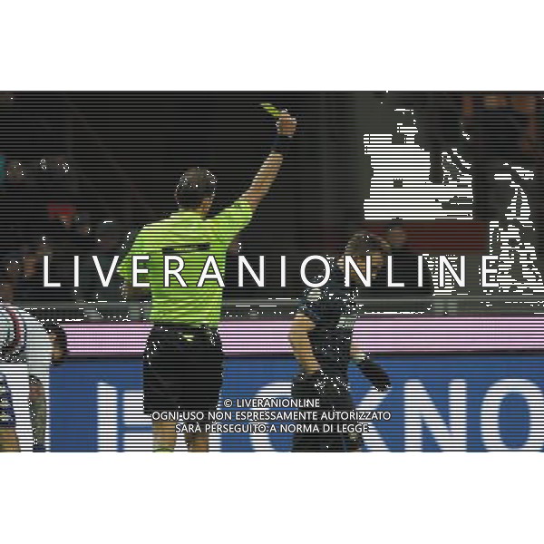 Inter vs Sampdoria Coppa Italia Tim Cup Ottavi di finale Stadio G.Meazza - San Siro Milano 21-01-2015 nella foto arbitro tagliavento estrae il cartellino giallo per l\'ammonizione di Shaqiri per simulazione ©Garavaglia/AGENZIA ALDO LIVERANI SAS