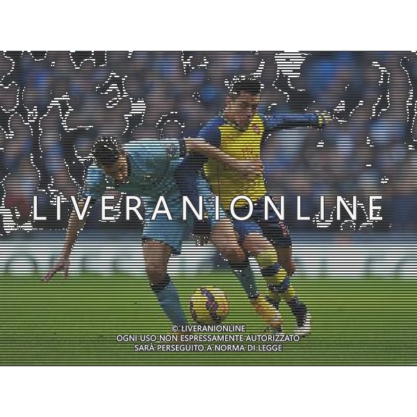 Arsenal\'s Alexis S‡nchez battles with Manchester City\'s Jesœs Navas Photographer Dave Howarth/CameraSport Football - Barclays Premiership - Manchester City v Arsenal - Sunday 18th January 2015 - Etihad stadium - Manchester © CameraSport - 43 Linden Ave. Countesthorpe. Leicester. England. LE8 5PG - Tel: +44 (0) 116 277 4147 - admin@camerasport.com - www.camerasport.com AG ALDO LIVERANI SAS ONLY ITALY