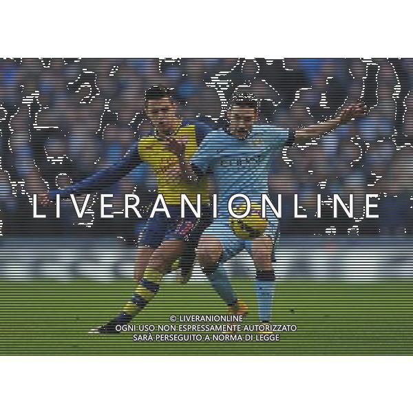 Arsenal\'s Alexis S‡nchez battles with Manchester City\'s Jesœs Navas Photographer Dave Howarth/CameraSport Football - Barclays Premiership - Manchester City v Arsenal - Sunday 18th January 2015 - Etihad stadium - Manchester © CameraSport - 43 Linden Ave. Countesthorpe. Leicester. England. LE8 5PG - Tel: +44 (0) 116 277 4147 - admin@camerasport.com - www.camerasport.com AG ALDO LIVERANI SAS ONLY ITALY