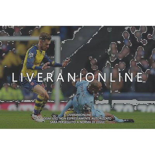 Arsenal\'s Aaron Ramsey battles with Manchester City\'s Vincent Kompany Photographer Dave Howarth/CameraSport Football - Barclays Premiership - Manchester City v Arsenal - Sunday 18th January 2015 - Etihad stadium - Manchester © CameraSport - 43 Linden Ave. Countesthorpe. Leicester. England. LE8 5PG - Tel: +44 (0) 116 277 4147 - admin@camerasport.com - www.camerasport.com AG ALDO LIVERANI SAS ONLY ITALY