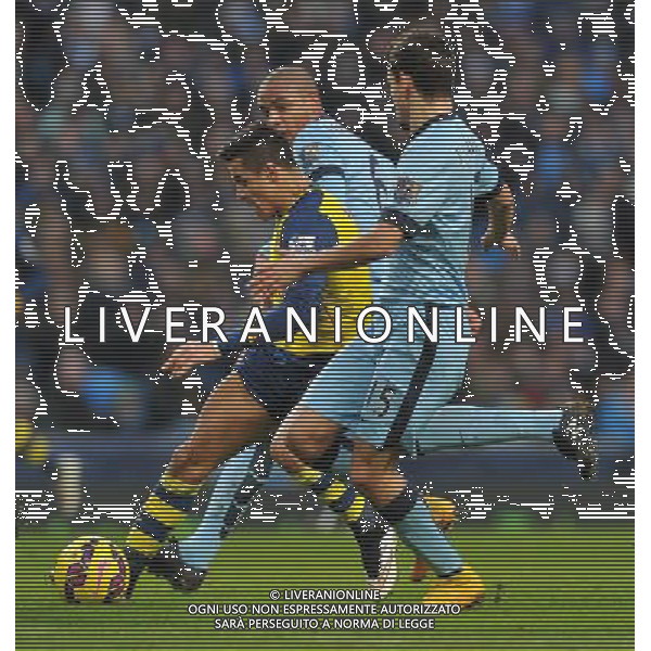 Arsenal\'s Alexis S‡nchez finds a way through the Manchester City defence Photographer Dave Howarth/CameraSport Football - Barclays Premiership - Manchester City v Arsenal - Sunday 18th January 2015 - Etihad stadium - Manchester © CameraSport - 43 Linden Ave. Countesthorpe. Leicester. England. LE8 5PG - Tel: +44 (0) 116 277 4147 - admin@camerasport.com - www.camerasport.com AG ALDO LIVERANI SAS ONLY ITALY