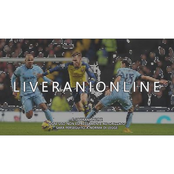 Arsenal\'s Aaron Ramsey gets past Manchester City\'s Jesœs Navas and Fernando Photographer Dave Howarth/CameraSport Football - Barclays Premiership - Manchester City v Arsenal - Sunday 18th January 2015 - Etihad stadium - Manchester © CameraSport - 43 Linden Ave. Countesthorpe. Leicester. England. LE8 5PG - Tel: +44 (0) 116 277 4147 - admin@camerasport.com - www.camerasport.com AG ALDO LIVERANI SAS ONLY ITALY