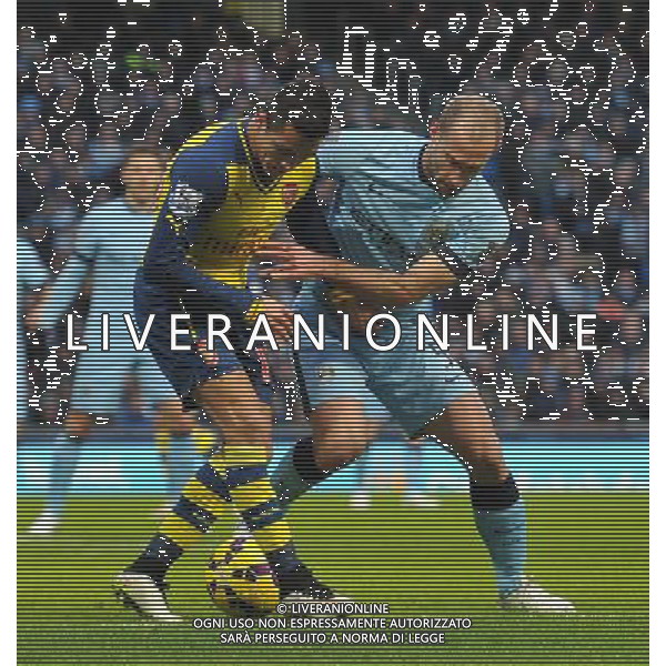 Arsenal\'s Alexis S‡nchez battles with Manchester City\'s Pablo Zabaleta Photographer Dave Howarth/CameraSport Football - Barclays Premiership - Manchester City v Arsenal - Sunday 18th January 2015 - Etihad stadium - Manchester © CameraSport - 43 Linden Ave. Countesthorpe. Leicester. England. LE8 5PG - Tel: +44 (0) 116 277 4147 - admin@camerasport.com - www.camerasport.com AG ALDO LIVERANI SAS ONLY ITALY