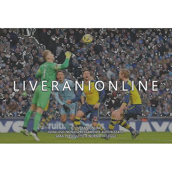 Manchester City\'s Joe Hart makes a save Photographer Dave Howarth/CameraSport Football - Barclays Premiership - Manchester City v Arsenal - Sunday 18th January 2015 - Etihad stadium - Manchester © CameraSport - 43 Linden Ave. Countesthorpe. Leicester. England. LE8 5PG - Tel: +44 (0) 116 277 4147 - admin@camerasport.com - www.camerasport.com AG ALDO LIVERANI SAS ONLY ITALY