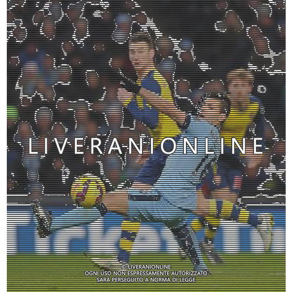 Manchester City\'s Sergio AgŸero misses a chance to score Photographer Dave Howarth/CameraSport Football - Barclays Premiership - Manchester City v Arsenal - Sunday 18th January 2015 - Etihad stadium - Manchester © CameraSport - 43 Linden Ave. Countesthorpe. Leicester. England. LE8 5PG - Tel: +44 (0) 116 277 4147 - admin@camerasport.com - www.camerasport.com AG ALDO LIVERANI SAS ONLY ITALY
