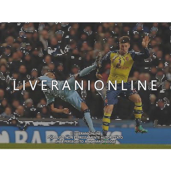 Arsenal\'s Olivier Giroud is tackled by Manchester City\'s Fernandinho Photographer Dave Howarth/CameraSport Football - Barclays Premiership - Manchester City v Arsenal - Sunday 18th January 2015 - Etihad stadium - Manchester © CameraSport - 43 Linden Ave. Countesthorpe. Leicester. England. LE8 5PG - Tel: +44 (0) 116 277 4147 - admin@camerasport.com - www.camerasport.com AG ALDO LIVERANI SAS ONLY ITALY