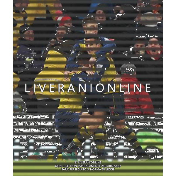 Arsenal\'s Olivier Giroud (hidden, left) is congratulated scoring his team\'s 2nd goal Photographer Dave Howarth/CameraSport Football - Barclays Premiership - Manchester City v Arsenal - Sunday 18th January 2015 - Etihad stadium - Manchester © CameraSport - 43 Linden Ave. Countesthorpe. Leicester. England. LE8 5PG - Tel: +44 (0) 116 277 4147 - admin@camerasport.com - www.camerasport.com AG ALDO LIVERANI SAS ONLY ITALY