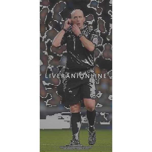 referee Mike Dean Photographer Dave Howarth/CameraSport Football - Barclays Premiership - Manchester City v Arsenal - Sunday 18th January 2015 - Etihad stadium - Manchester © CameraSport - 43 Linden Ave. Countesthorpe. Leicester. England. LE8 5PG - Tel: +44 (0) 116 277 4147 - admin@camerasport.com - www.camerasport.com AG ALDO LIVERANI SAS ONLY ITALY