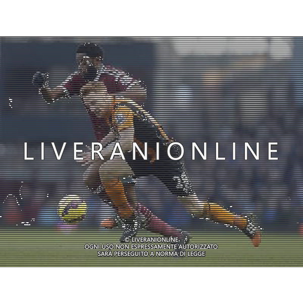 Hull City\'s Stephen Quinn under pressure from West Ham United\'s Alex Song Photographer Kieran Galvin/CameraSport Football - Barclays Premiership - West Ham United v Hull City - Sunday 18th January 2015 - Boleyn Ground - London © CameraSport - 43 Linden Ave. Countesthorpe. Leicester. England. LE8 5PG - Tel: +44 (0) 116 277 4147 - admin@camerasport.com - www.camerasport.com AG ALDO LIVERANI SAS ONLY ITALY