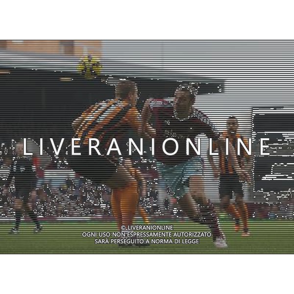 West Ham United\'s Andy Carroll takes on Hull City\'s Michael Dawson Photographer Kieran Galvin/CameraSport Football - Barclays Premiership - West Ham United v Hull City - Sunday 18th January 2015 - Boleyn Ground - London © CameraSport - 43 Linden Ave. Countesthorpe. Leicester. England. LE8 5PG - Tel: +44 (0) 116 277 4147 - admin@camerasport.com - www.camerasport.com AG ALDO LIVERANI SAS ONLY ITALY