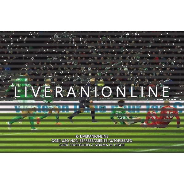 Zlatan IBRAHIMOVIC / Stephane RUFFIER - 25.01.2015 - Saint Etienne / PSG - 22eme journee de Ligue1 Photo : Jean Paul Thomas / Icon Sport AG ALDO LIVERANI SAS ONLY ITALY