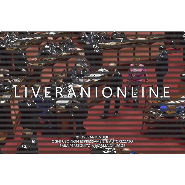 Roma - 27/01/2015 - Palazzo Madama - Discussione del disegno di legge: Disposizioni in materia di elezione della Camera dei deputati - nella foto: Alcuni senatori lasciano l\'aula prima del voto finale / Ph. Fabrizio Corradetti - Ag. Aldo Liverani Sas