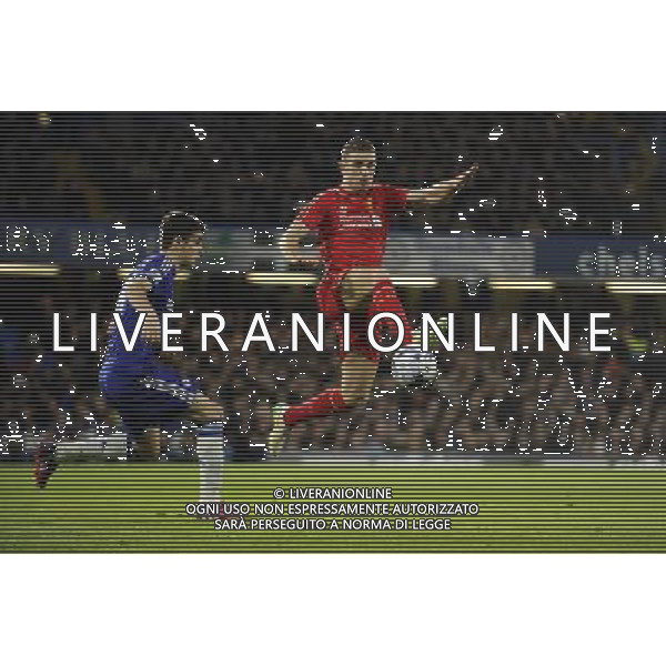 Liverpool\'s Jordan Henderson holds off the challenge from Chelsea\'s Oscar Photographer Ashley Western /CameraSport Football - Capital One Cup Semi Final Second Leg - Chelsea v Liverpool - Tuesday 27th January 2015 - Stamford Bridge - London © CameraSport - 43 Linden Ave. Countesthorpe. Leicester. England. LE8 5PG - Tel: +44 (0) 116 277 4147 - admin@camerasport.com - www.camerasport.com /Agenzia Aldo Liverani sas - ITALY ONLY - EDITORIAL USE ONLY