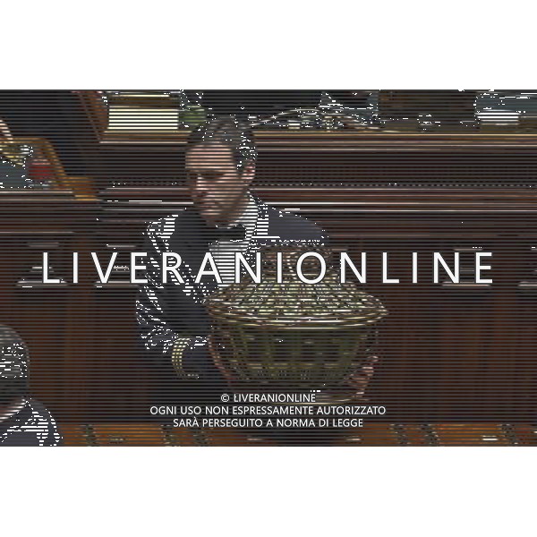 Roma - 30/01/2014 - Camera dei deputati - Seduta comune per Elezione Presidente della Repubblica - nella foto: Il commesso prende l\'urna per iniziare lo spoglio della seconda votazione /Ph. Fabrizio Corradetti - Ag. Aldo Liverani sas