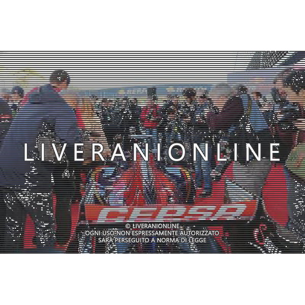 The media crowd over the Scuderia Toro Rosso STR10. 31.01.2015. Formula One Testing, Preparation Day, Jerez, Spain. - www., EMail: requests@ - copy of publication required for printed pictures. Every used picture is fee-liable. © Copyright: Moy / /Agenzia Aldo Liverani Sas - ITALY ONLY - EDITORIAL USE ONLY