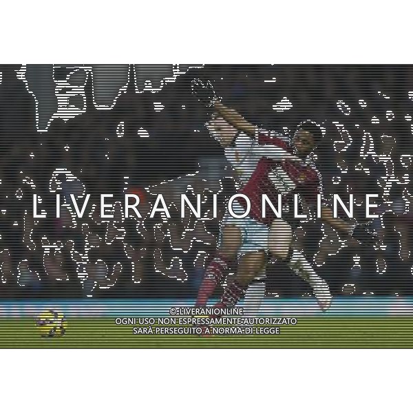 Manchester United\'s Wayne Rooney battles with West Ham United\'s Alexandre Song Photographer Craig Mercer/CameraSport Football - Barclays Premiership - West Ham United v Manchester United - Sunday 8th February 2015 - Boleyn Ground - London © CameraSport - 43 Linden Ave. Countesthorpe. Leicester. England. LE8 5PG - Tel: +44 (0) 116 277 4147 - admin@camerasport.com - www.camerasport.com /Agenzia Aldo Liverani Sas - ITALY ONLY - EDITORIAL USE ONLY