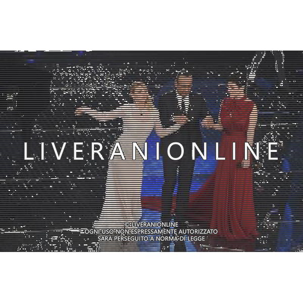 65mo FESTIVAL DELLA CANZONE ITALIANA DI SANREMO PRIMA SERATA 10 FEBBRAIO 2015 NELLA FOTO CARLO CONTI CON EMMA MARRONE E ARISA ©Gazzaniga/Agenzia Aldo Liverani sas