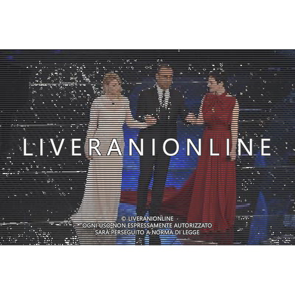 65mo FESTIVAL DELLA CANZONE ITALIANA DI SANREMO PRIMA SERATA 10 FEBBRAIO 2015 NELLA FOTO CARLO CONTI CON EMMA MARRONE E ARISA ©Gazzaniga/Agenzia Aldo Liverani sas