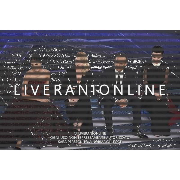 65mo FESTIVAL DELLA CANZONE ITALIANA DI SANREMO PRIMA SERATA 10 FEBBRAIO 2015 NELLA FOTO CARLO CONTI con Emma Marrone, Rocio Munoz morales e Arisa ©Gazzaniga/Agenzia Aldo Liverani sas