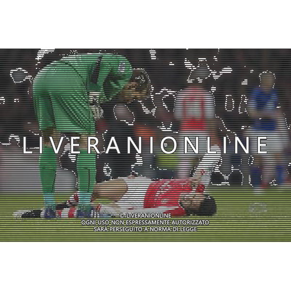 Leicester City\'s Mark Schwarzer checks on Arsenal\'s Alexis Sanchez who appears to be injured after a heavy challenge Photographer Craig Mercer/CameraSport Football - Barclays Premiership - Arsenal v Leicester City - Tuesday 10th February 2015 - Emirates Stadium - London © CameraSport - 43 Linden Ave. Countesthorpe. Leicester. England. LE8 5PG - Tel: +44 (0) 116 277 4147 - admin@camerasport.com - www.camerasport.com AG ALDO LIVERANI SAS ONLY ITALY