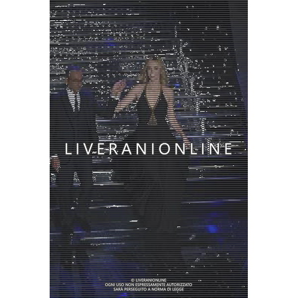 SECONDA SERATA 65mo FESTIVAL DELLA CANZONE ITALIANA DI SANREMO 11 FEBBRAIO 2015 nella foto Carlo Conti con Charlize Theron ©Gazzaniga/Agenzia Aldo Liverani sas