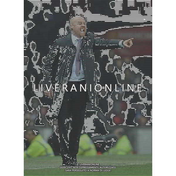 Burnley\'s Manager Sean Dyche shouts instructions to his team Photographer Dave Howarth/CameraSport Football - Barclays Premiership - Manchester United v Burnley - Wednesday 11th February 2015 - Old Trafford - Manchester © CameraSport - 43 Linden Ave. Countesthorpe. Leicester. England. LE8 5PG - Tel: +44 (0) 116 277 4147 - admin@camerasport.com - www.camerasport.com AG ALDO LIVERANI SAS ONLY ITALY