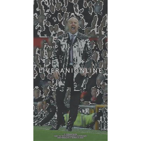 Burnley\'s Manager Sean Dyche shouts instructions to his team Photographer Dave Howarth/CameraSport Football - Barclays Premiership - Manchester United v Burnley - Wednesday 11th February 2015 - Old Trafford - Manchester © CameraSport - 43 Linden Ave. Countesthorpe. Leicester. England. LE8 5PG - Tel: +44 (0) 116 277 4147 - admin@camerasport.com - www.camerasport.com AG ALDO LIVERANI SAS ONLY ITALY