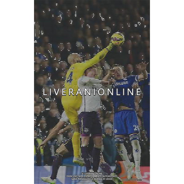 Everton\'s Tim Howard punches the ball clear Photographer Craig Mercer/CameraSport Football - Barclays Premiership - Chelsea v Everton - Wednesday 11th February 2015 - Stamford Bridge - London © CameraSport - 43 Linden Ave. Countesthorpe. Leicester. England. LE8 5PG - Tel: +44 (0) 116 277 4147 - admin@camerasport.com - www.camerasport.com AG ALDO LIVERANI SAS ONLY ITALY