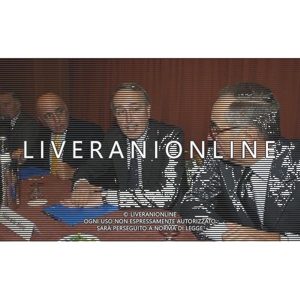 Milano 17 gennaio 2005 Riunione convocata dal presidente federale Carraro tra arbitri, presidenti, allenatorie e capitani delle societˆ di serie A e B nella foto: Galiani Adriano, Abete Luigi e Carraro Franco foto Andry / Ag. Aldo Liverani