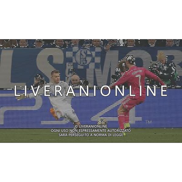 firo : 18.02.2015 Fu§ball, CL, Champions League, Saison 2014/2015, Achtelfinale, FC Schalke 04 - Real Madrid 0:2 RONALDO, rechts Real gegen WELLENREUTHER $worldrights,Es gelten unsere AGB, einsehbar auf www.firosportphoto.de, copyright by firo sportphoto: Coesfelder Str. 207 D-48249 DŸlmen www.firosportphoto.de mail@firosportphoto.de (V o l k s b a n k B o c h u m - W i t t e n ) BLZ.: 430 601 29 Kt. Nr.: 341 117 100 Tel:Ê +49-2594-9916004 Fax:Ê+49-2594-9916005 AG ALDO LIVERANI SAS ONLY ITALY